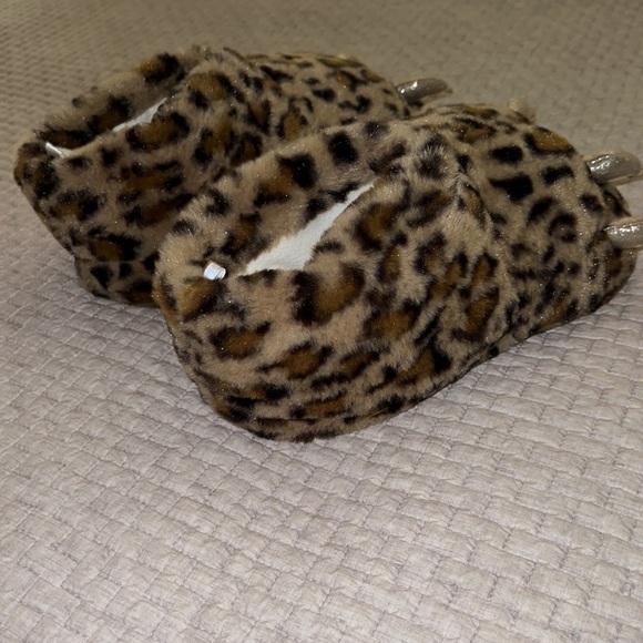 Kid’s Old Navy monster slippers. Size 1/2 - Picture 4 of 4